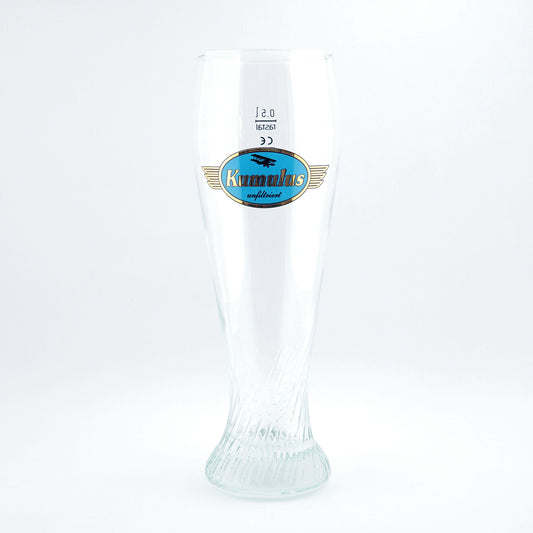 Klares 0,5-Liter-Weißbierglas mit blau-goldenem Kumulus-Logo und Schriftzug „unfiltriert“, auf weißem Hintergrund.